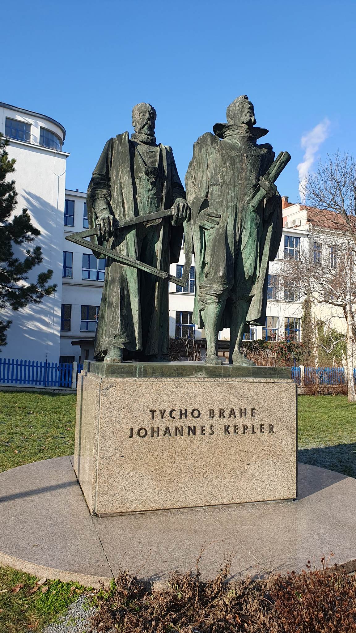 Socha Keplera a Brahe